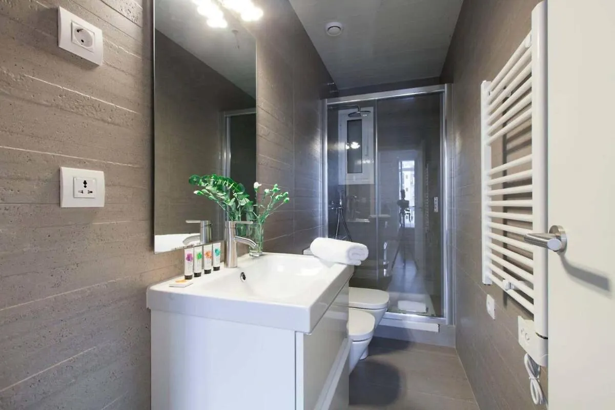 Perfectly Located 4Bed 4Bath Apartment In Barcelona 1 2
