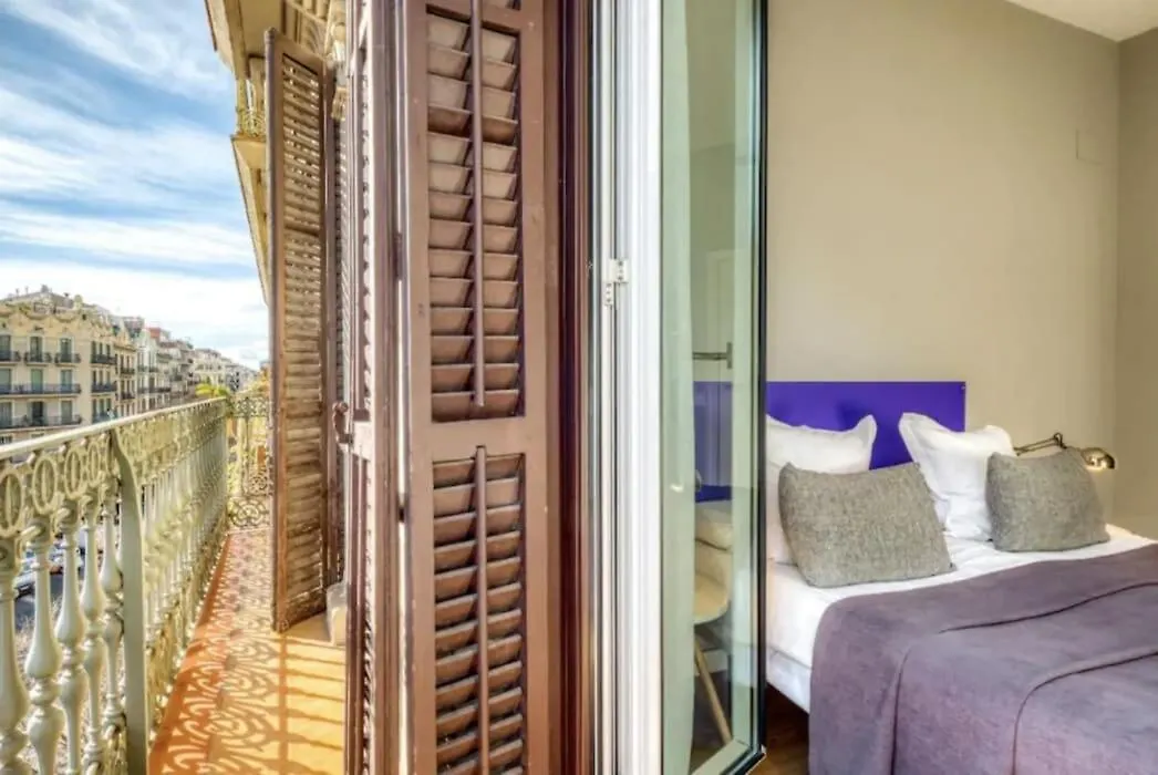 Perfectly Located 4Bed 4Bath Apartment In Barcelona 1 2
