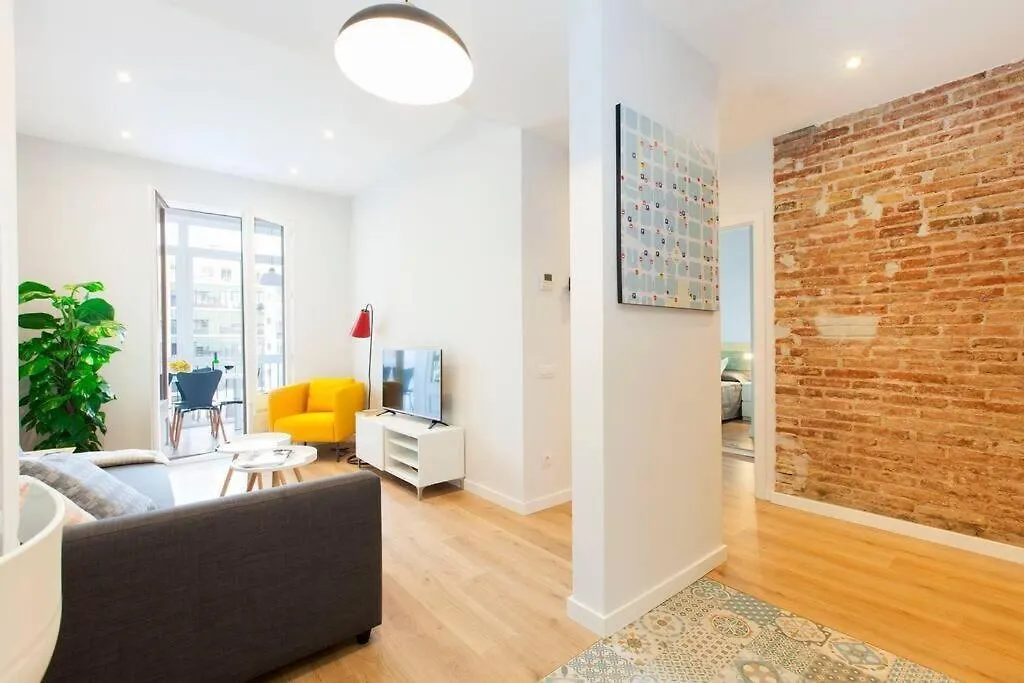 Perfectly Located 4Bed 4Bath Apartment In Barcelona 1 2