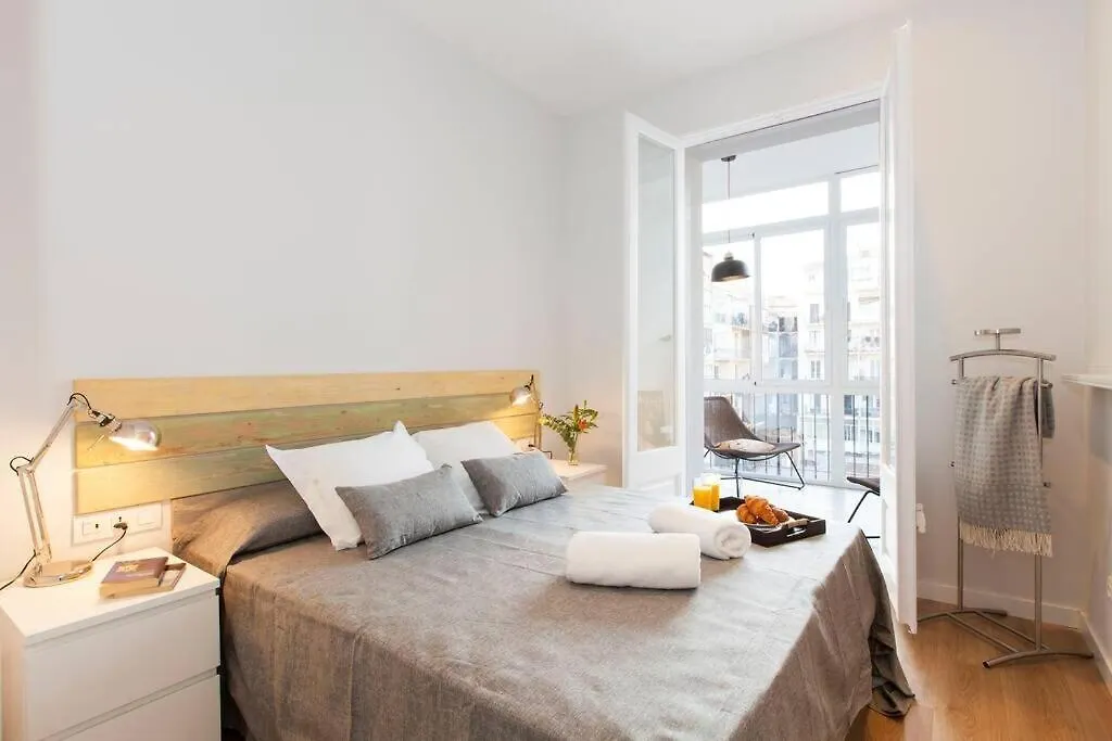 Perfectly Located 4Bed 4Bath Apartment In Barcelona 1 2
